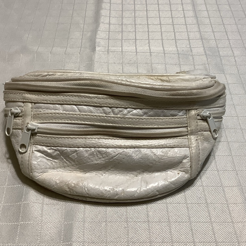 ELEGANT WHITE WOMENS FANNY BAG (firm price)